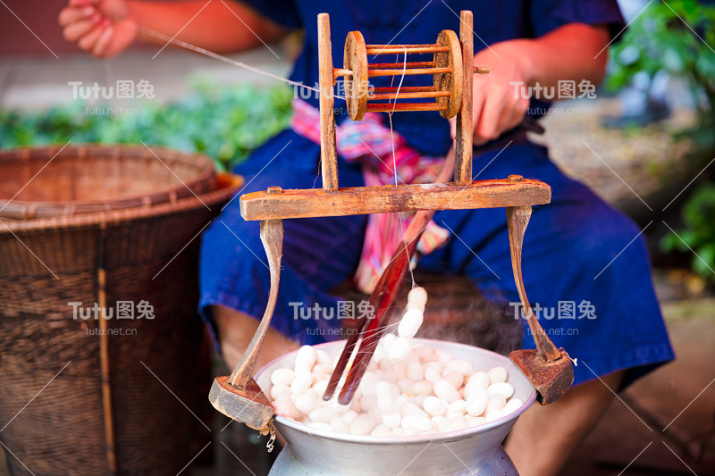 在工厂里解开和缫丝茧的人