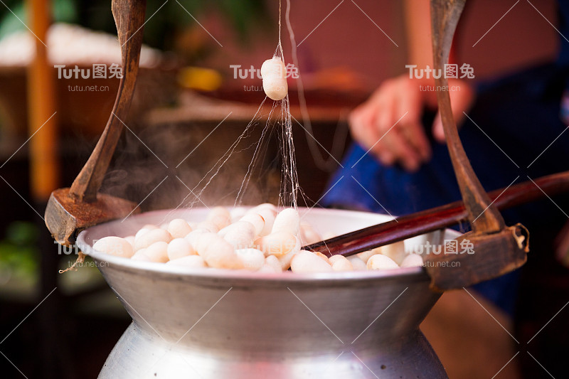 蚕茧在大锅中煮