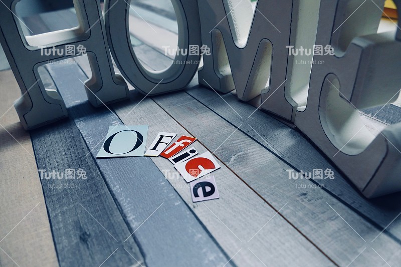 在家办公信件站立和躺在木制的背景