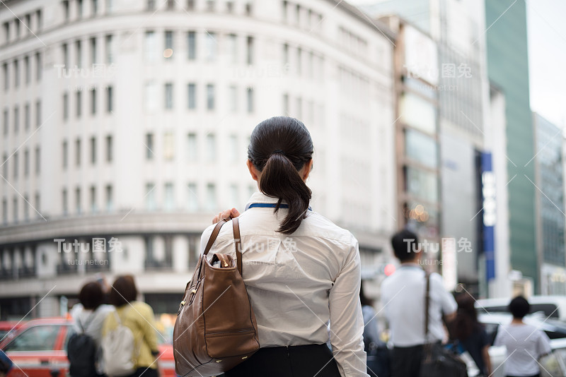 银座步行女商人的背影