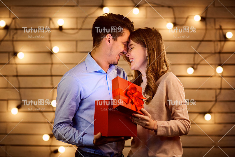 这家伙给了他女朋友一个礼盒。