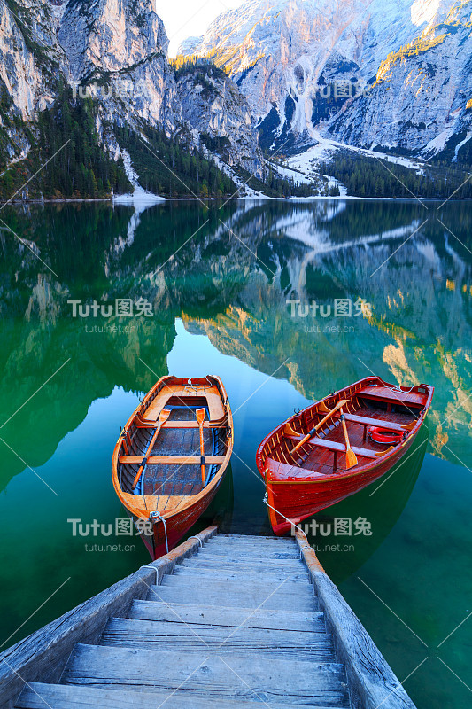 塞科菲尔山(Pragser Wildsee)背景中的布雷兹湖和小船