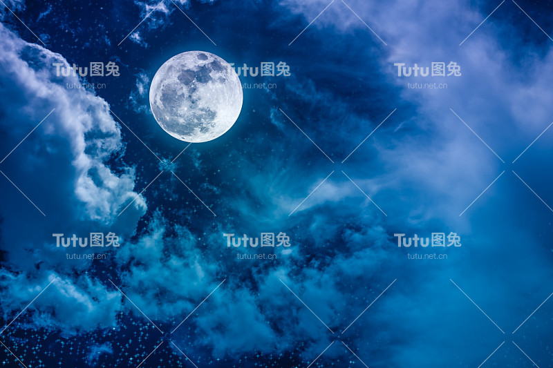 明亮的满月和多云的夜空，宁静的自然背景。