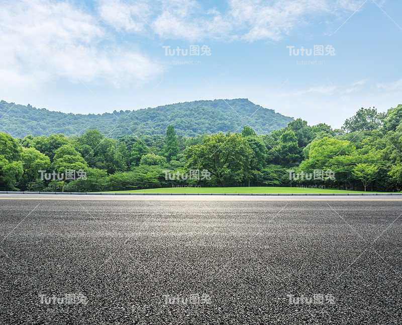 夏天有森林的乡村道路和山脉