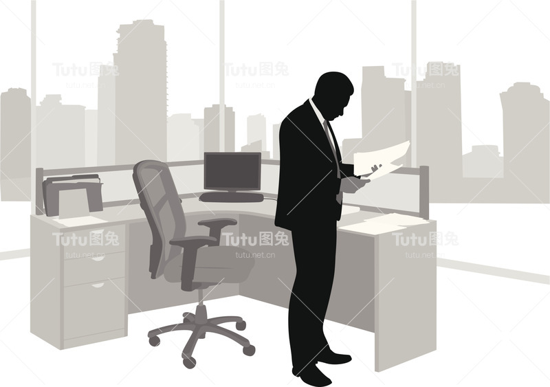 一个商人站在办公室的椅子上