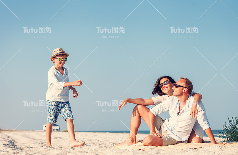 幸福的一家人在海边度过了假期