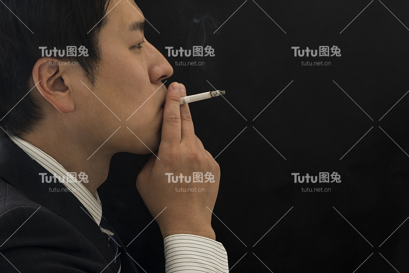 抽烟的商人