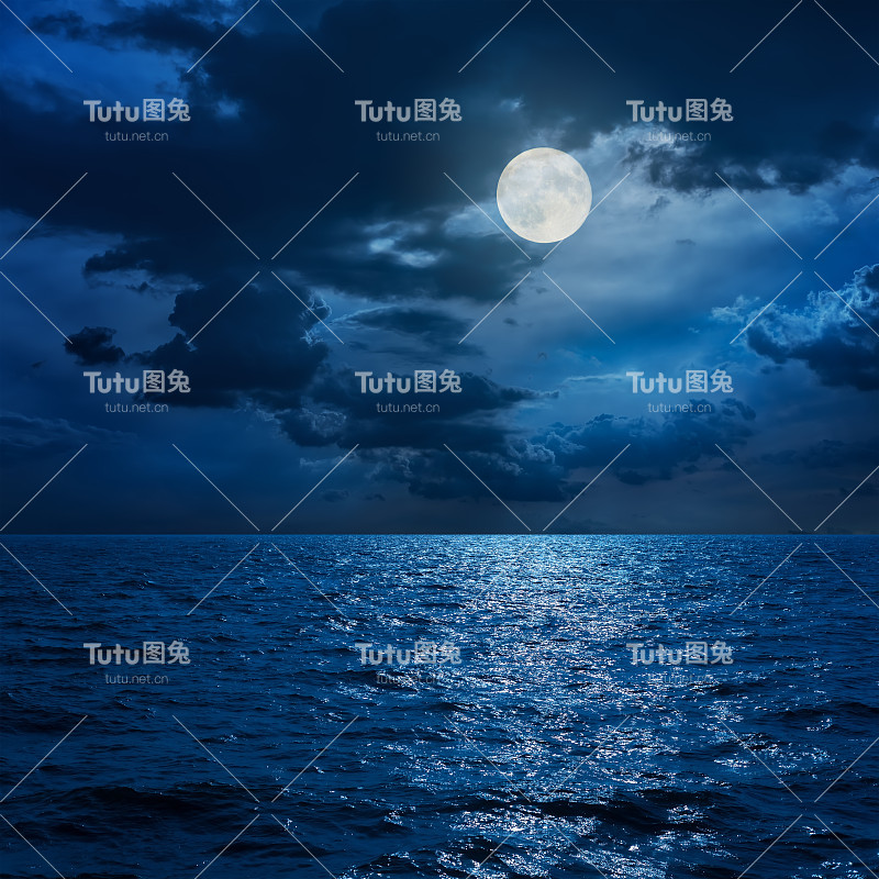 夜晚海上云中的满月