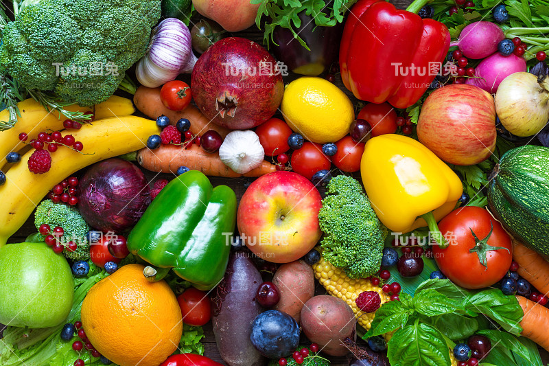 各种新鲜水果，蔬菜和浆果。