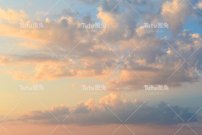火红的夕阳天空。美丽的云。