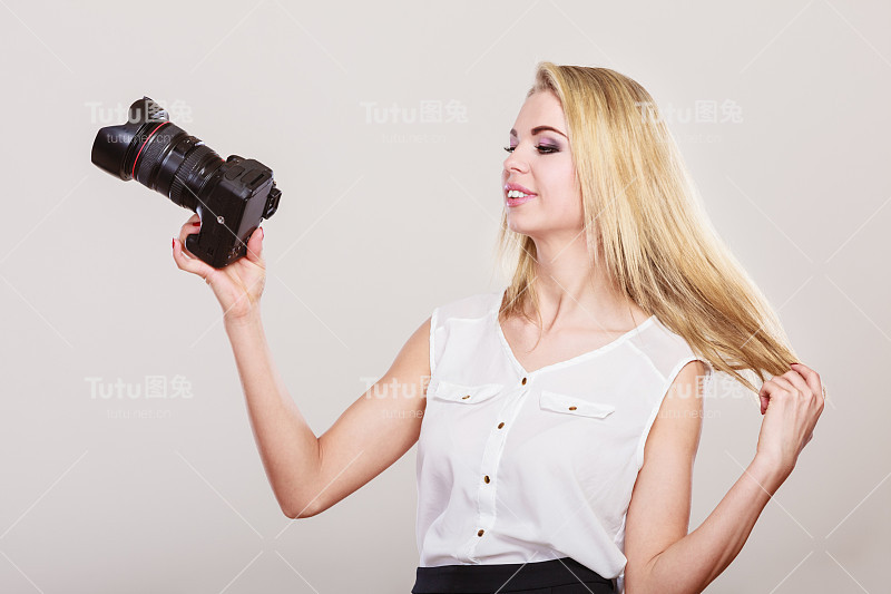 带着相机的漂亮女人。