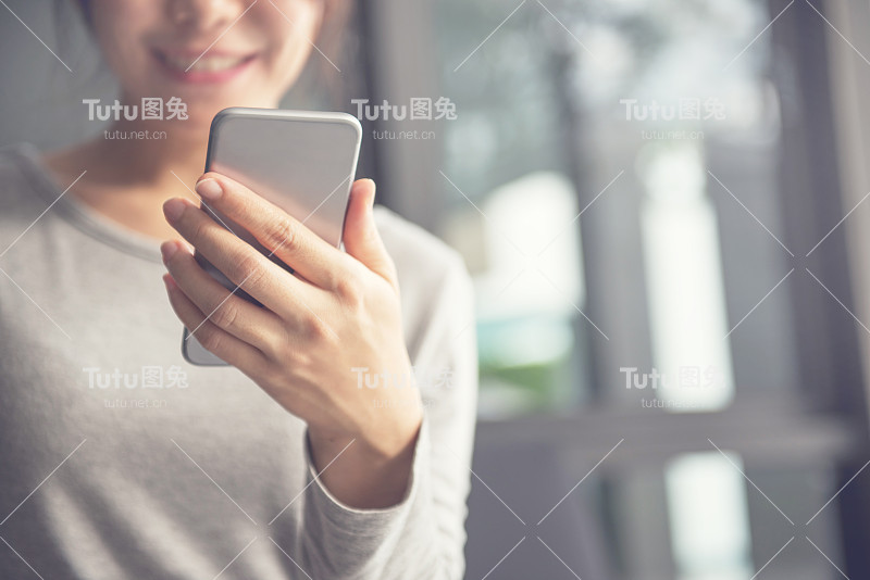 用智能手机和拷贝空间的快乐女人