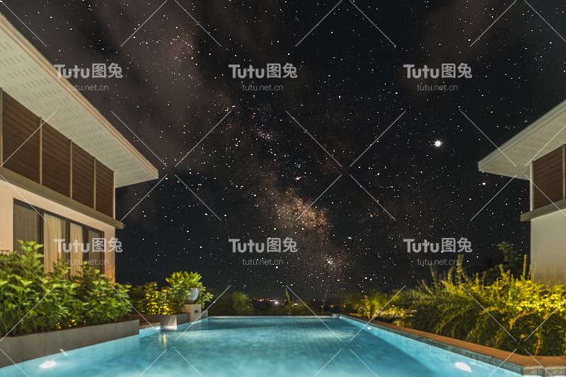 热带游泳池星空