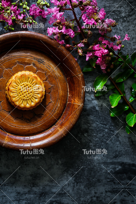 中国传统节日中秋月饼和鲜花