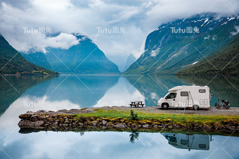 家庭度假旅行房车，度假旅行房车，房车度假。挪威美丽的自然景观。