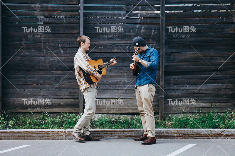 时髦的音乐家在街上演奏。