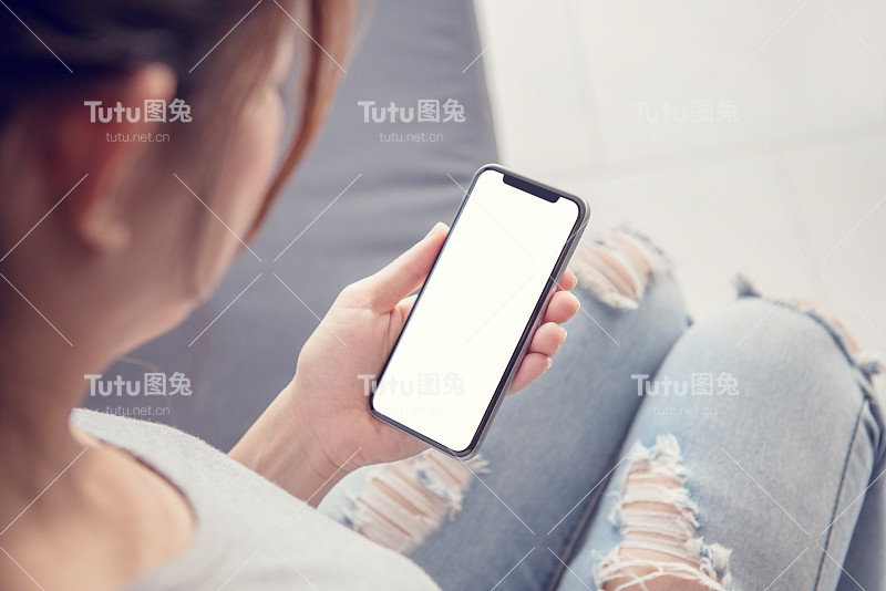 近距离的女人手持智能手机