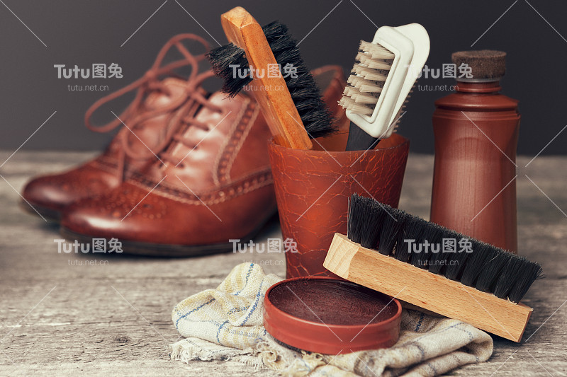 擦鞋油和鞋刷