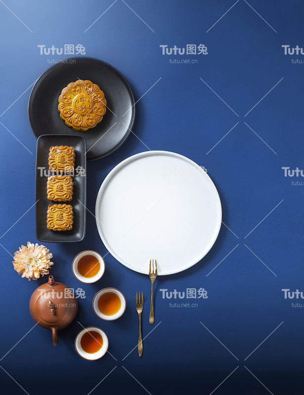 平躺中秋食饮静物。
