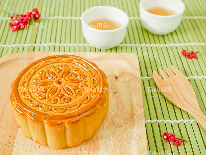 中秋节用木盘子装的月饼