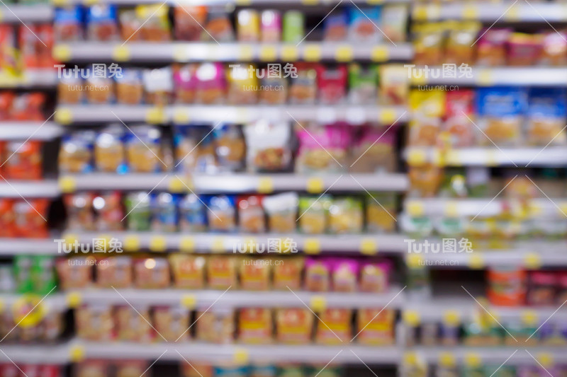 抽象模糊超市的货架上摆满了各种零食、薯片等食品产品