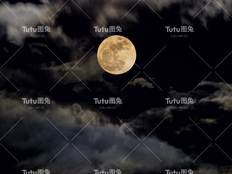 抽象的夜空与满月为万圣节背景。