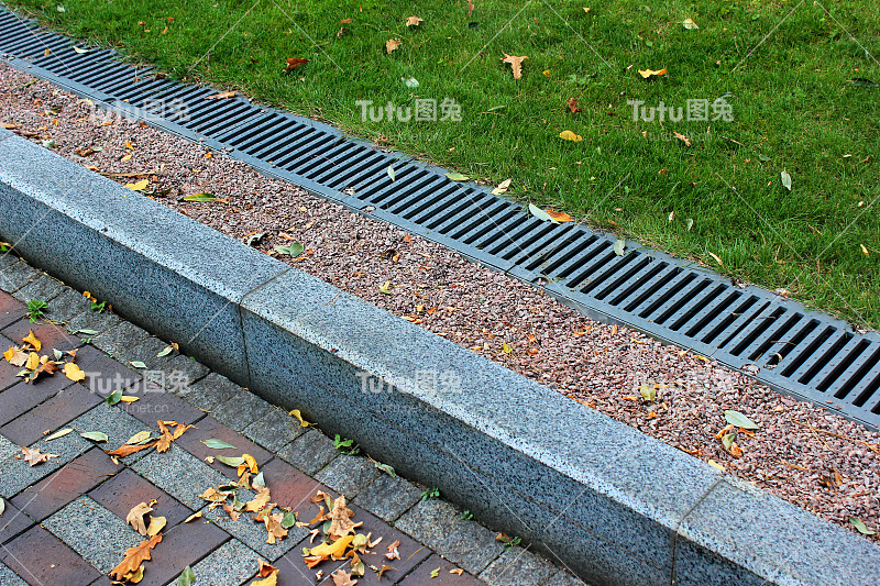 公园的路边和雨水排水系统