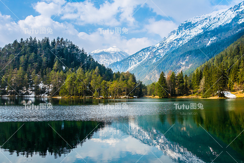 美丽的风景宁静的湖与惊人的反射。背景是山脉和冰川。宁静如画的风景。地点:奥地利,欧洲。艺术照片。美丽的世界