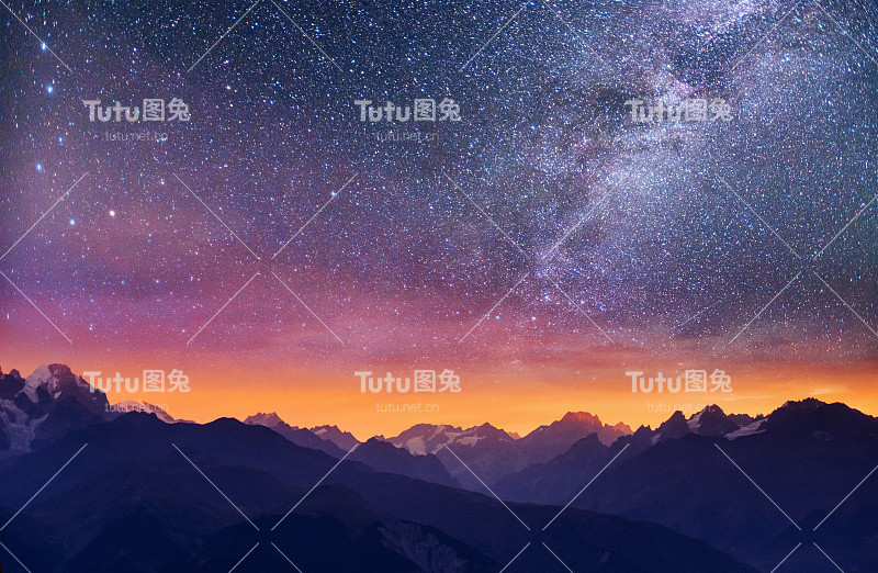 美妙的星空。浓雾笼罩着古莱山口。格鲁吉亚,Svaneti。欧洲