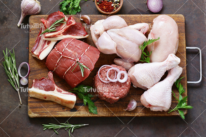 生肉分类-牛肉，羊肉，鸡肉放在木板上
