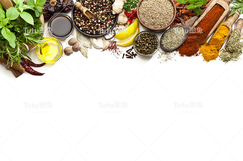 香料和香草在白色的背景上镶边