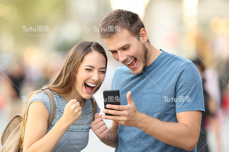 一对激动的夫妇在外面收到了好消息