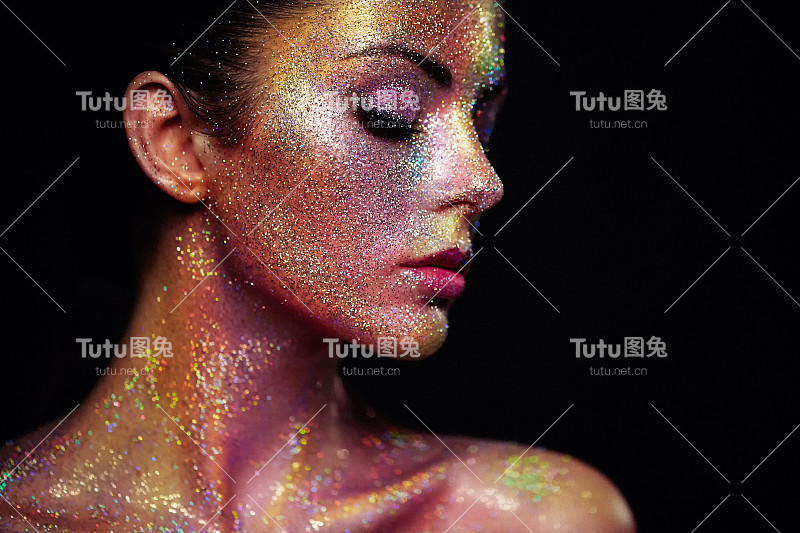 一幅脸上闪闪发光的美女肖像