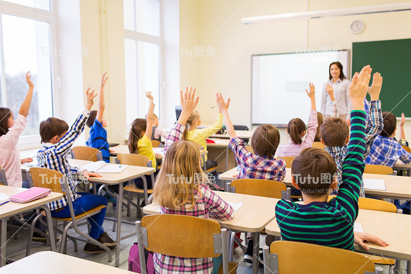 一群学生在教室里举手