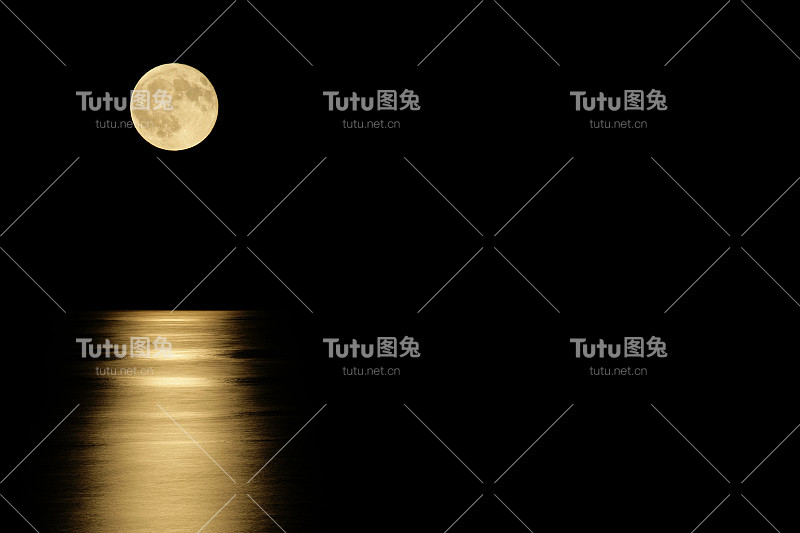 夜晚的满月在海上(与copyspace)