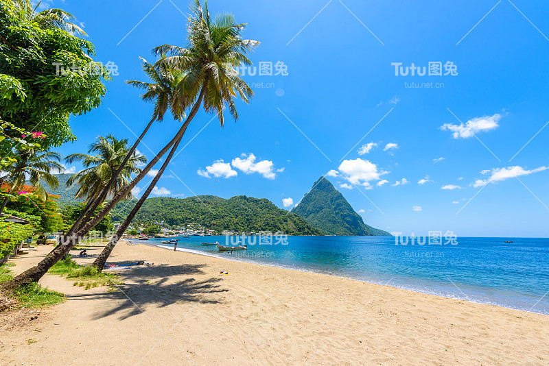 天堂海滩Soufriere湾与Piton小镇Soufriere在圣卢西亚，热带加勒比岛。