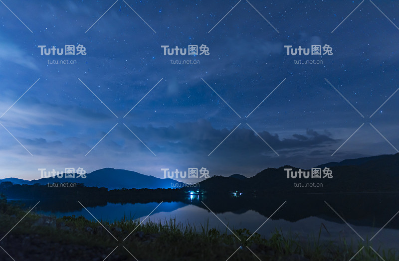 湖面上的风景夜空