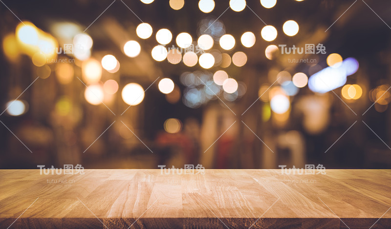 木条桌子与模糊的灯光在夜晚街头咖啡馆