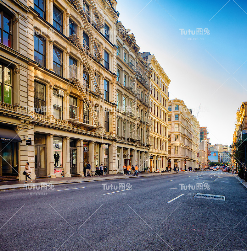 市中心Soho扫帚街街景斜视在一个阳光明媚的秋日