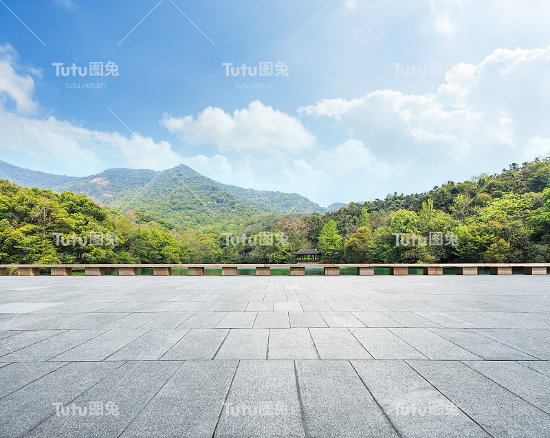 城市公园的空旷广场和青山自然景观