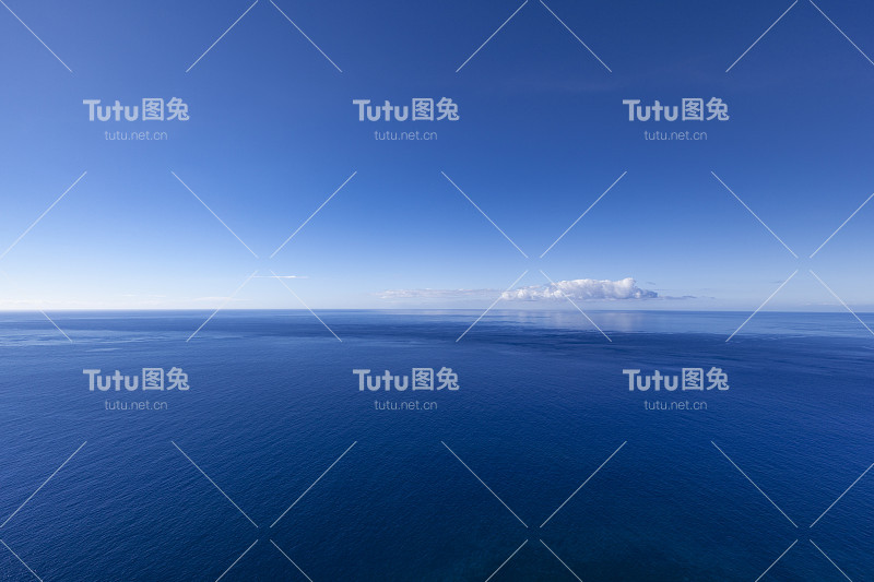 进入蓝色的海洋，海景与孤独的云