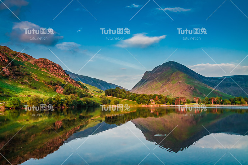 美丽的日落在地区湖在英国