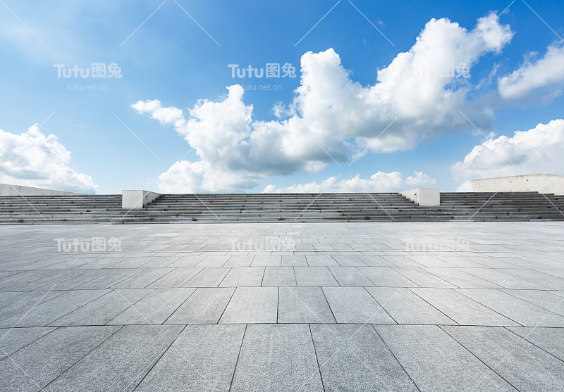 空荡荡的广场地板，蓝天白云