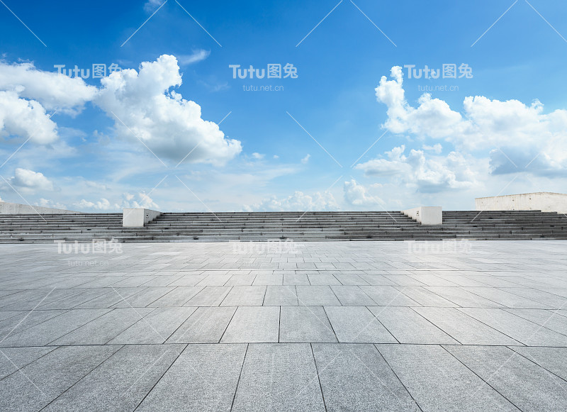 空荡荡的广场地板，蓝天白云