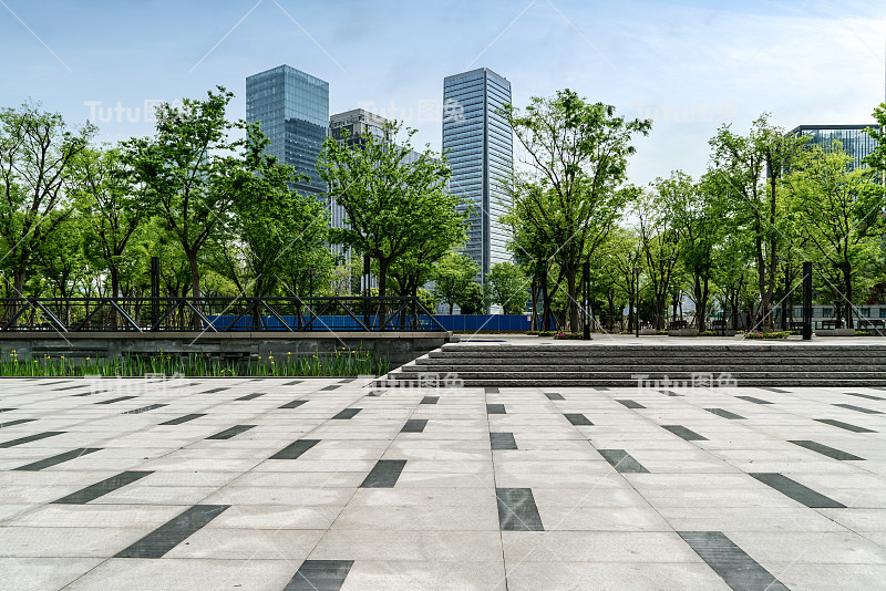 空荡荡的楼层和现代化的城市建筑