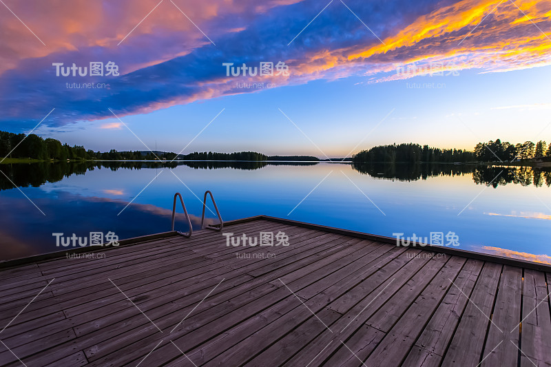 芬兰索特卡莫的夏夜湖景。