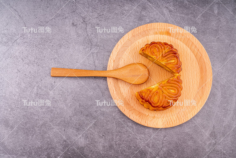 灰色背景下的月饼