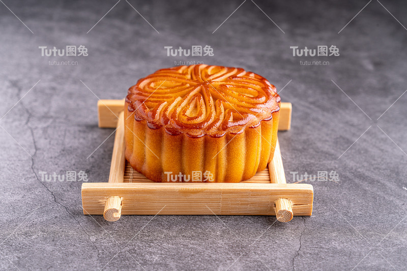 灰色背景下的月饼