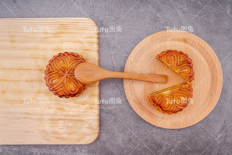 灰色背景下的月饼