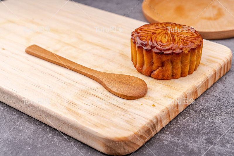 灰色背景下的月饼